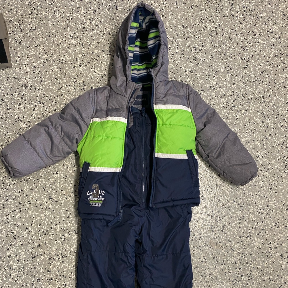 London Fog boys snow set. Jacket and Bib pants 5-6T